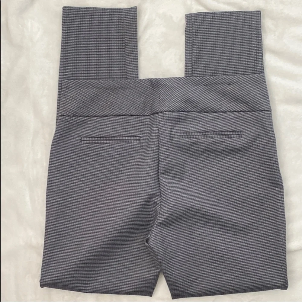 DALIA Women’s Gray Slim Fit Pants. Size M